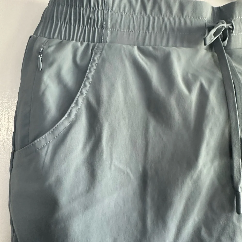 Woman's short/skirt, size L.